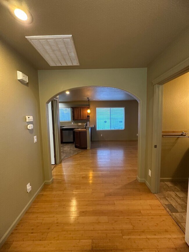 Foto del edificio - SPACIOUS 2 BED 1 BATH DOWNTOWN WITH OFF ST...