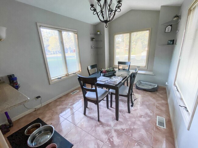 Building Photo - HUGE 2 Bedroom House!