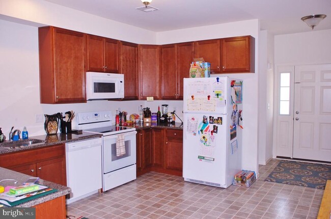 Building Photo - 2108 Hanford Way