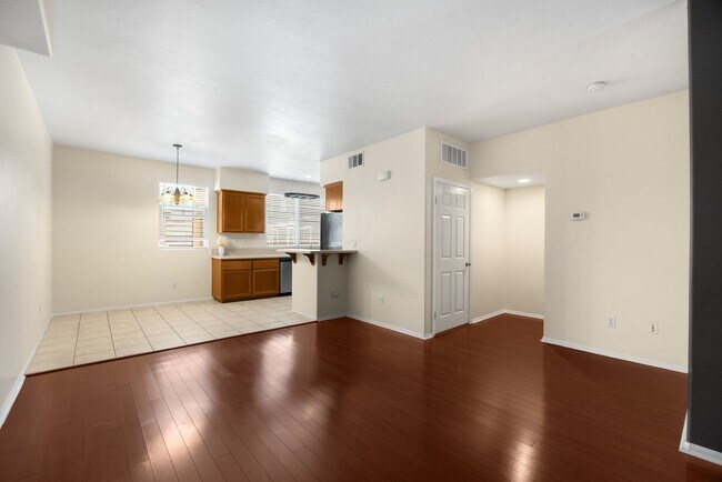 Building Photo - Charming 3-bedroom, 3-bathroom Condo
