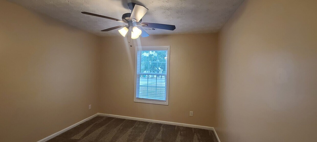 Foto principal - Available now 3 bed/2bath ranch Fenced in ...