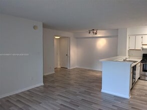 Building Photo - 560 S Park Rd