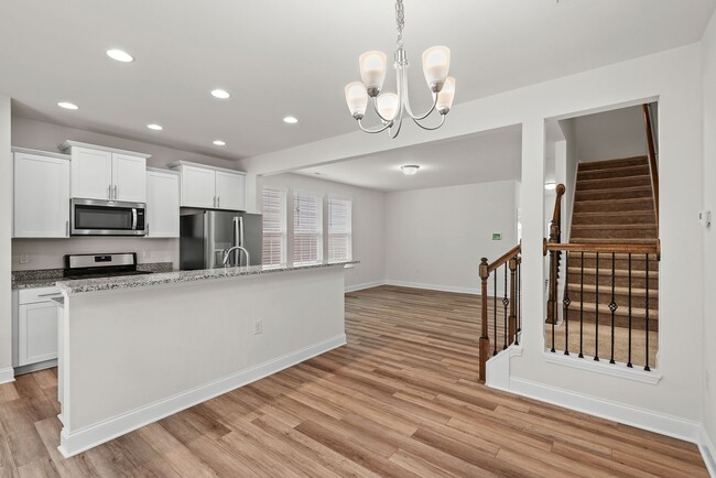 Building Photo - Beautiful End Unit Townhome minutes away f...