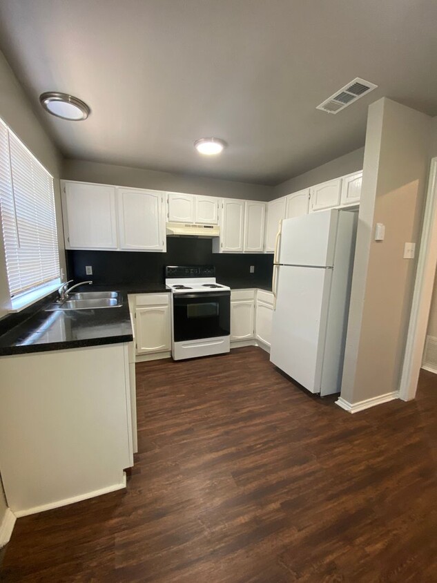 Primary Photo - 2 Bedroom 1.5 Bathroom Townhouse