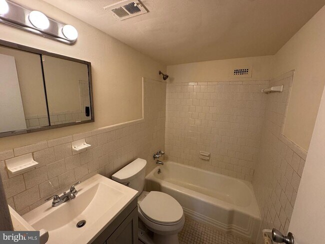 Foto del edificio - 5801 Quantrell Ave