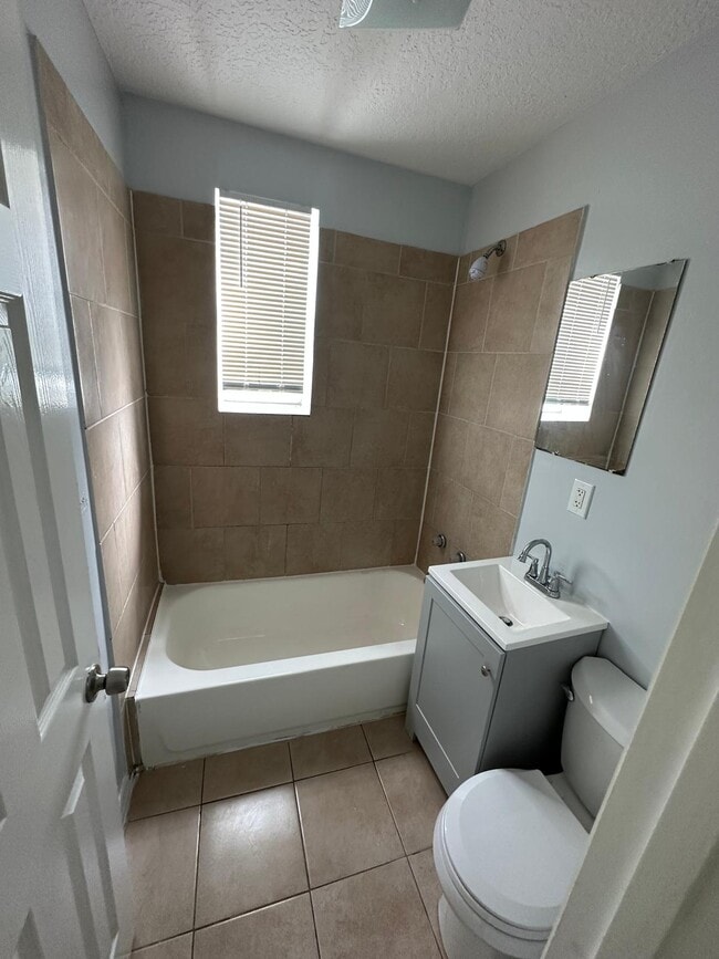 Foto del edificio - 1579 W 23rd St