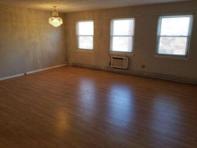 Foto del edificio - 13789 Cedar Rd