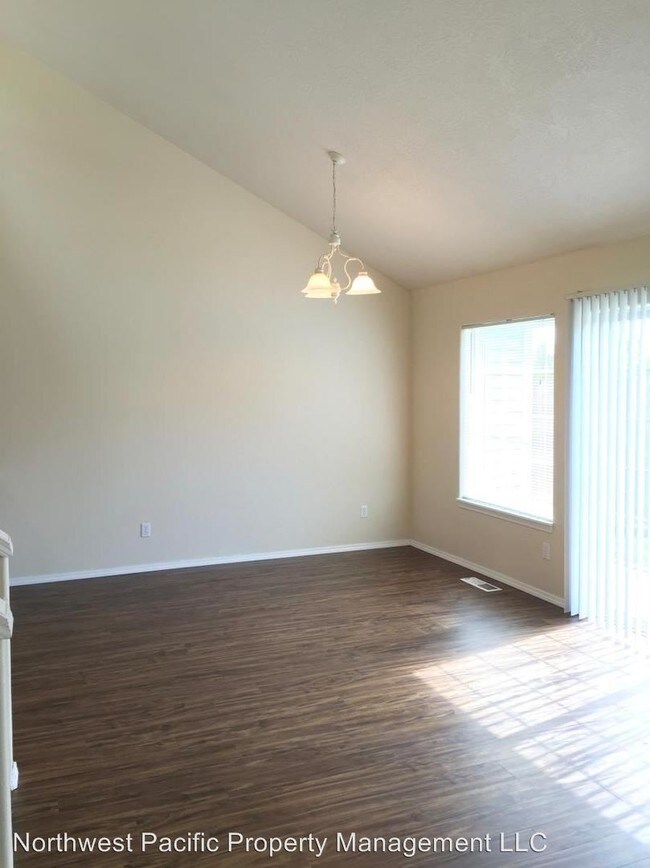 Building Photo - 6915 Ridgetop Dr NE