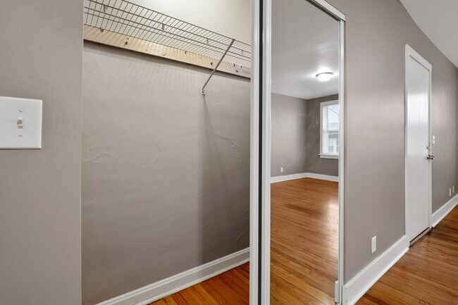 Foto del edificio - Straight-Back Studio (not a shoebox)