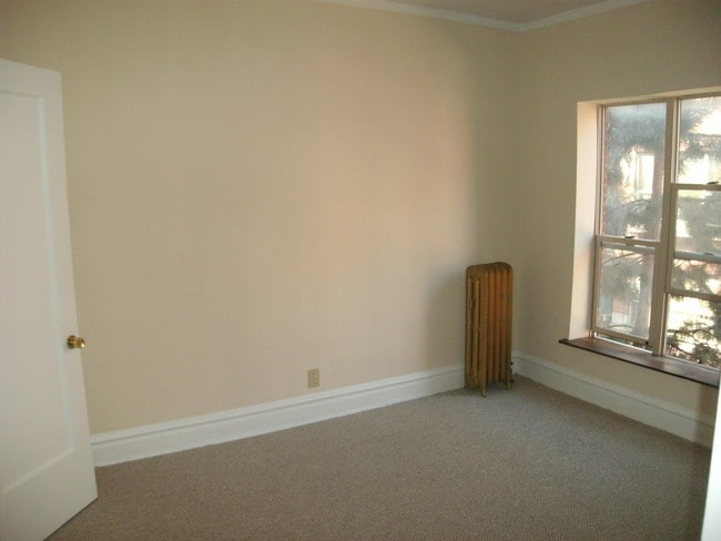 Building Photo - Large 1BR w/Heat!  51st King Dr