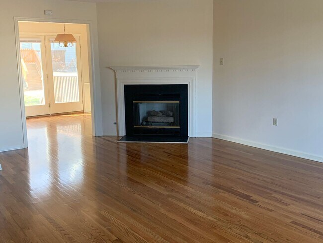 Building Photo - 3 level townhome