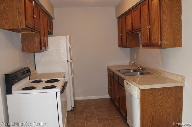 Building Photo - 34650 Clarkson Dr W