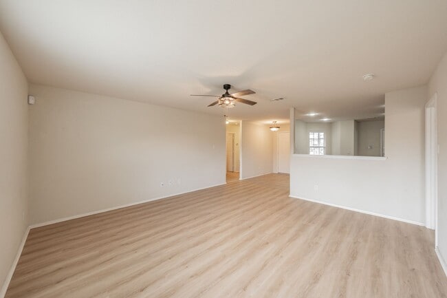 Building Photo - 3 Bedroom 2 Bath Home