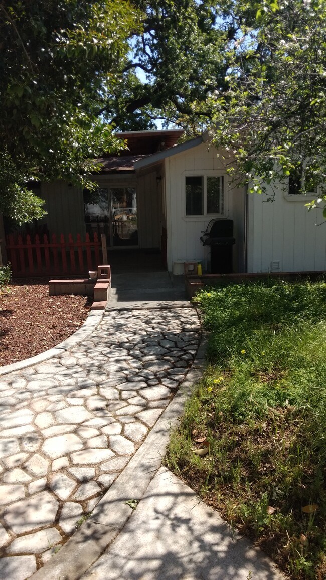 Building Photo - 477 Meadowview Ct