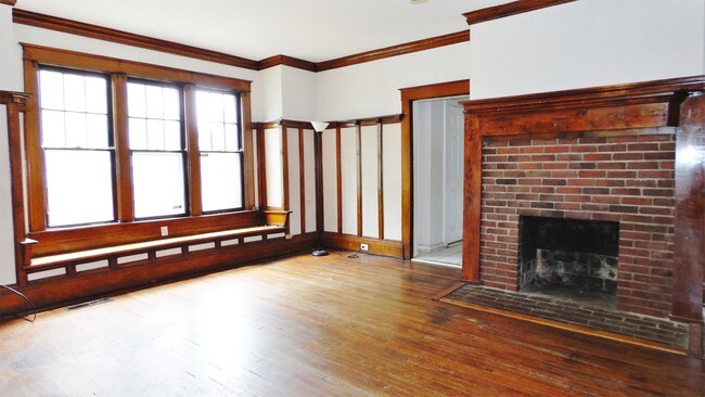 Building Photo - 1497 Court Ave