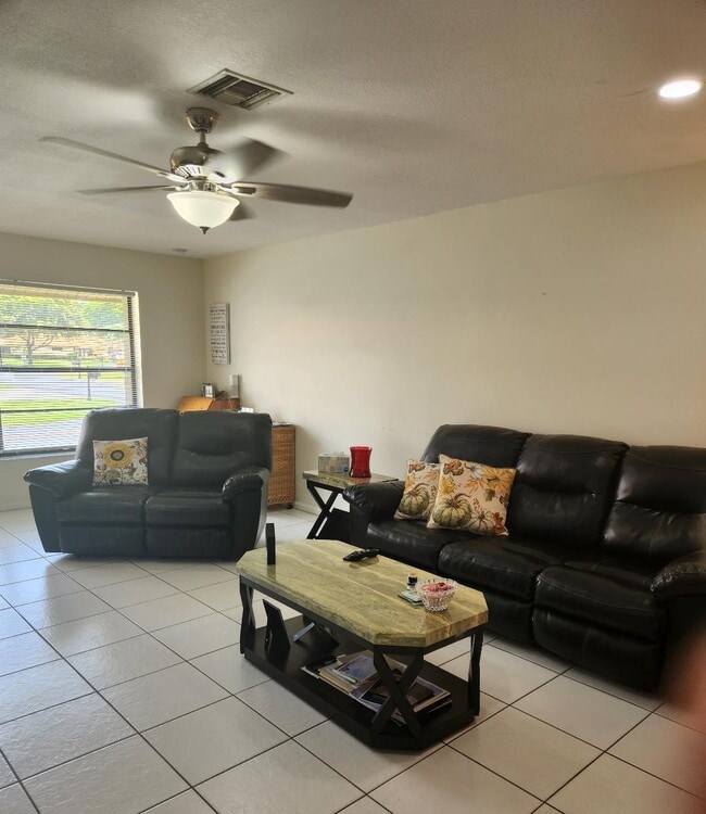 Building Photo - 4685 Laurel Tree Rd
