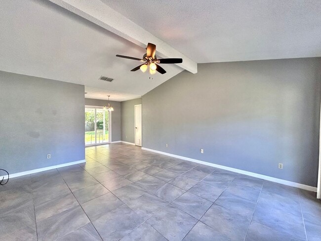 Building Photo - Nice & Cozy 2/BR 1/BA Home with Fenced Yar...