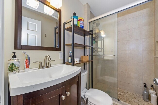 Building Photo - No fee 4 Bedroom