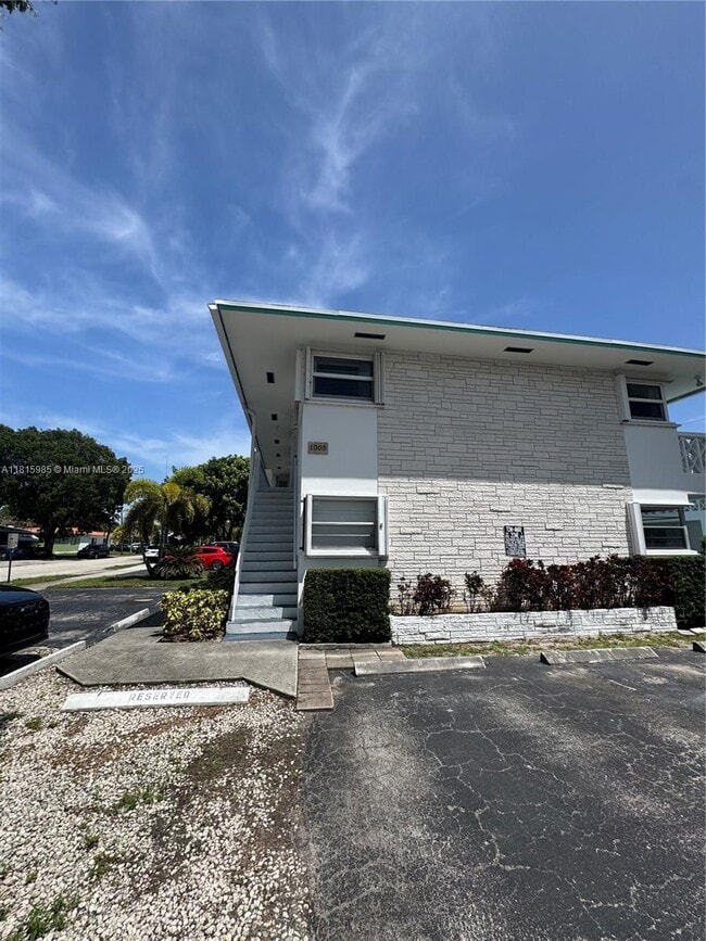 Building Photo - 1005 S 17th Ave