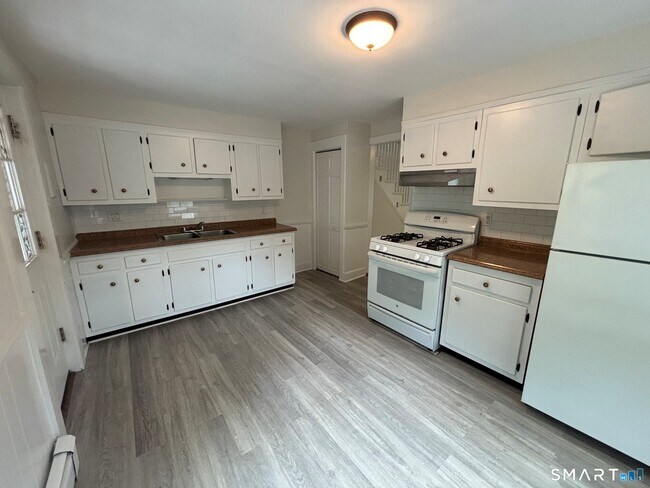 Foto del edificio - 245 Glenville Rd