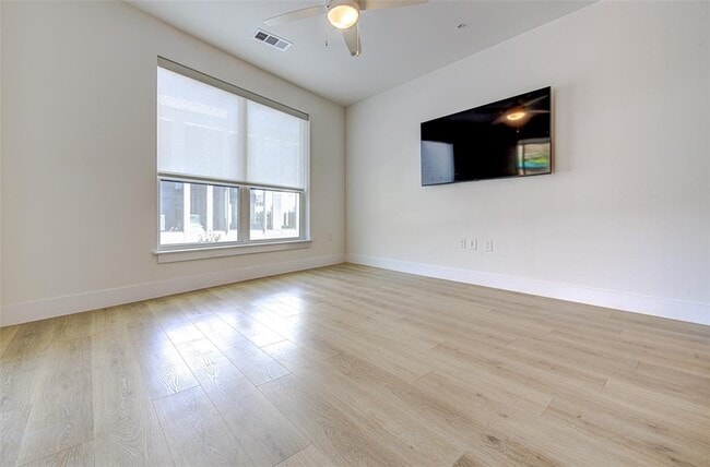 Building Photo - 1701 Simond Ave