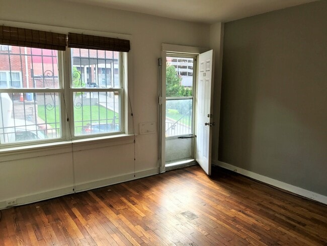 Foto del edificio - VERY NICELY DONE OAKLAND HOUSE AVAILABLE AUGUST 2026!