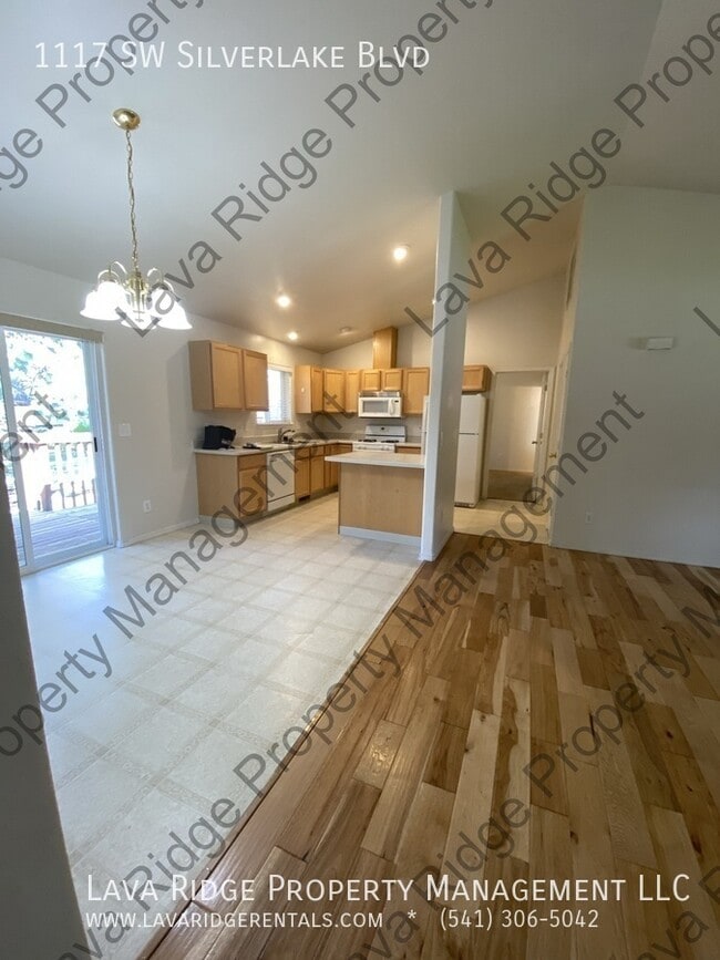 Building Photo - 1117 SW Silver Lake Blvd