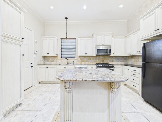 Building Photo - 3 Bedroom, 2 Bathroom House is Available Now!