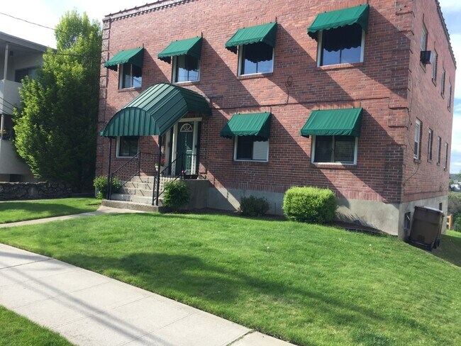 Front enterrante - 1740 W Riverside Ave