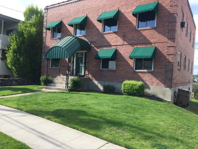 Front enterrante - 1740 W Riverside Ave