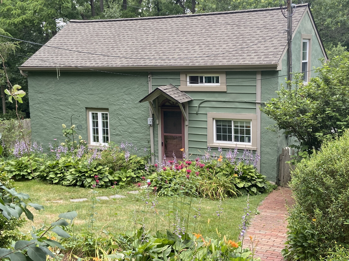 Primary Photo - 413 Newcomen Rd