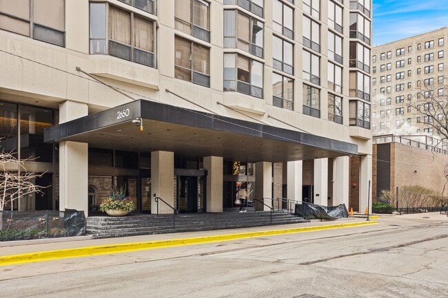 Building Photo - 2650 N Lakeview Ave