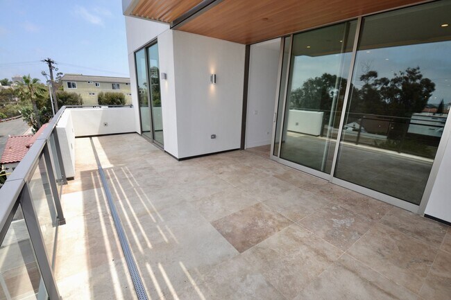 Foto del edificio - LUXURY 3 BEDROOM CONDO in the Unique Urban Enclave  of Palentine. Walk to Balboa Park! Parking wi...