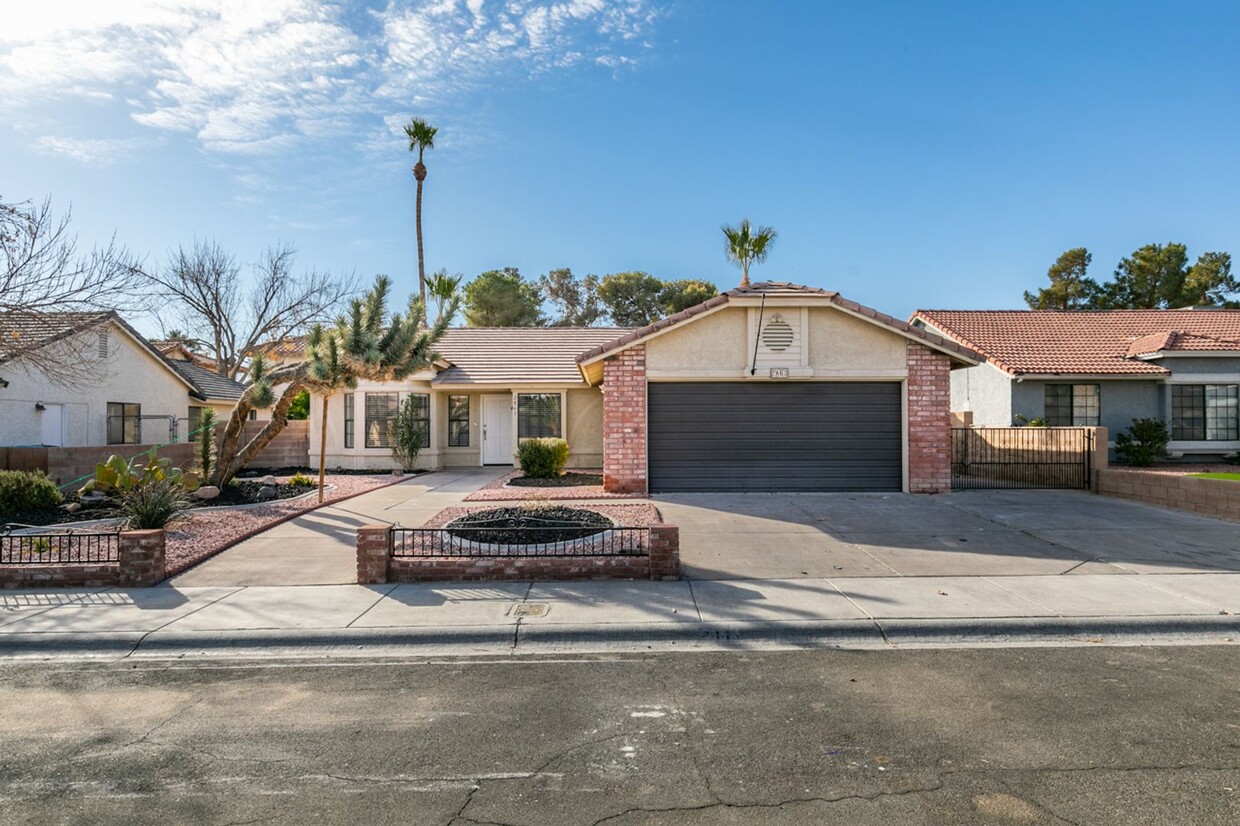 Foto principal - Single story 3 bedroom remodeled home near...