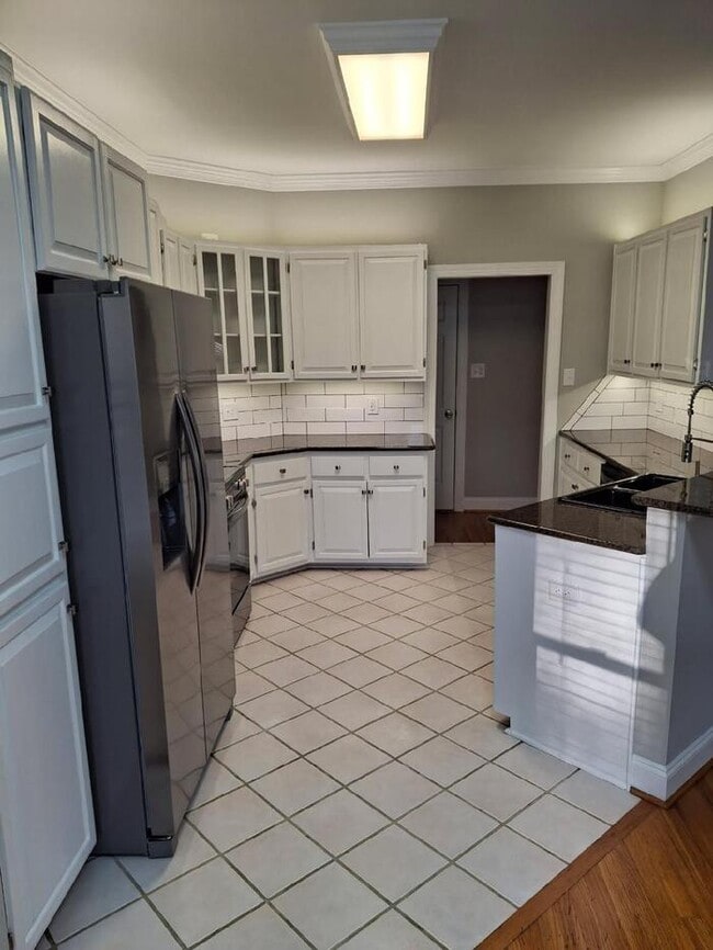 Building Photo - 4 Bedrooms 3 bath