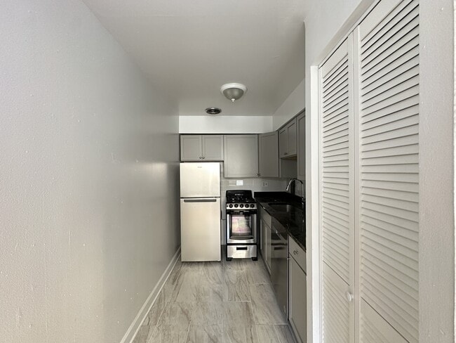 Building Photo - 1515 W Morse Ave