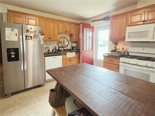 Building Photo - 7 Country Club Dr