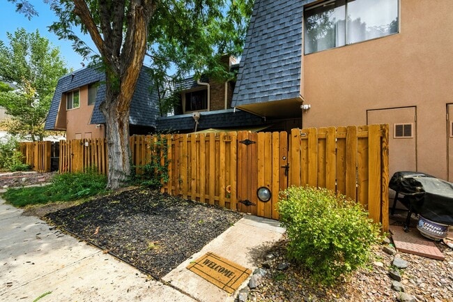 Building Photo - Beautiful 2-Bedroom, 1.5-Bath Home With Gr...