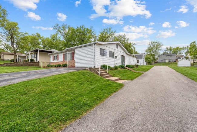 Building Photo - Fantastic 3bd/2ba home! Coming soon!