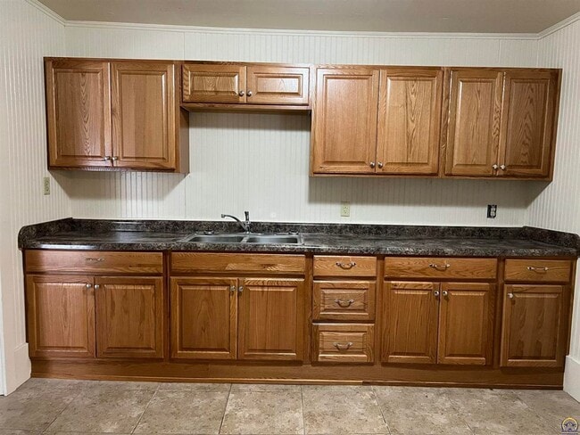 Foto del edificio - **Available Immediately** 4 bedroom / 1 bath home located near Washburn University