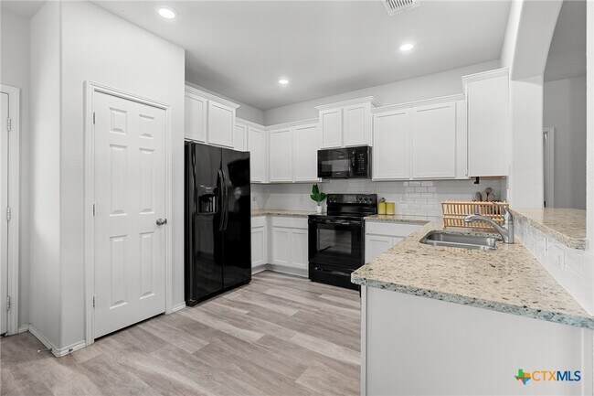 Foto del edificio - 9308 Everly Dr
