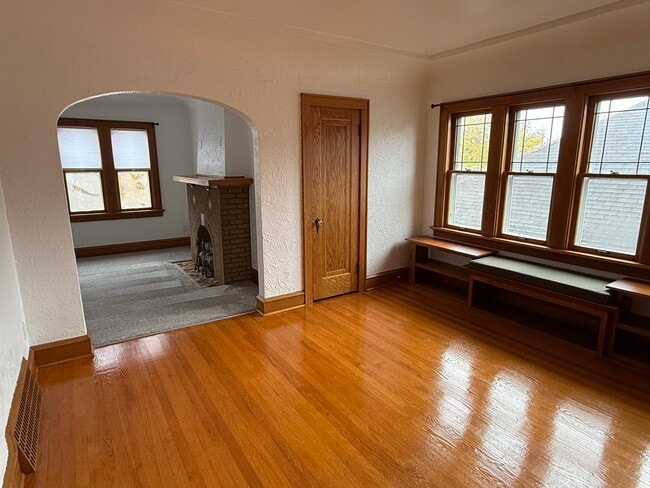 Comedor, entrada arqueada a la sala de estar - 3031 S 44th St