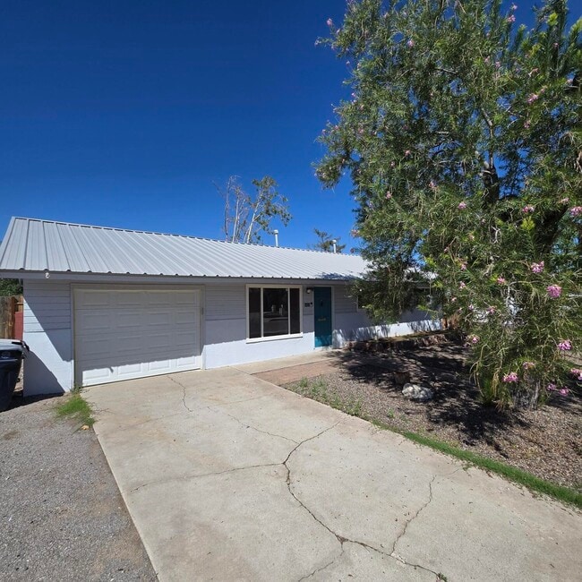 Building Photo - 3401 Sierra Dr NE