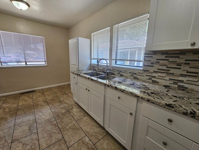 Foto del edificio - 3 Bedroom Midtown Townhouse - Close to Eve...