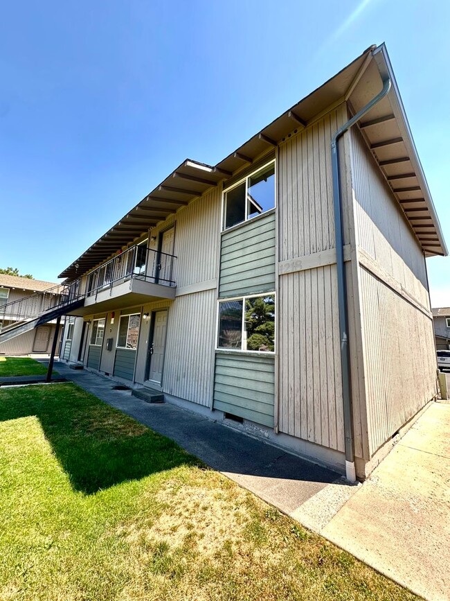Building Photo - 1618 SW Lava Ave