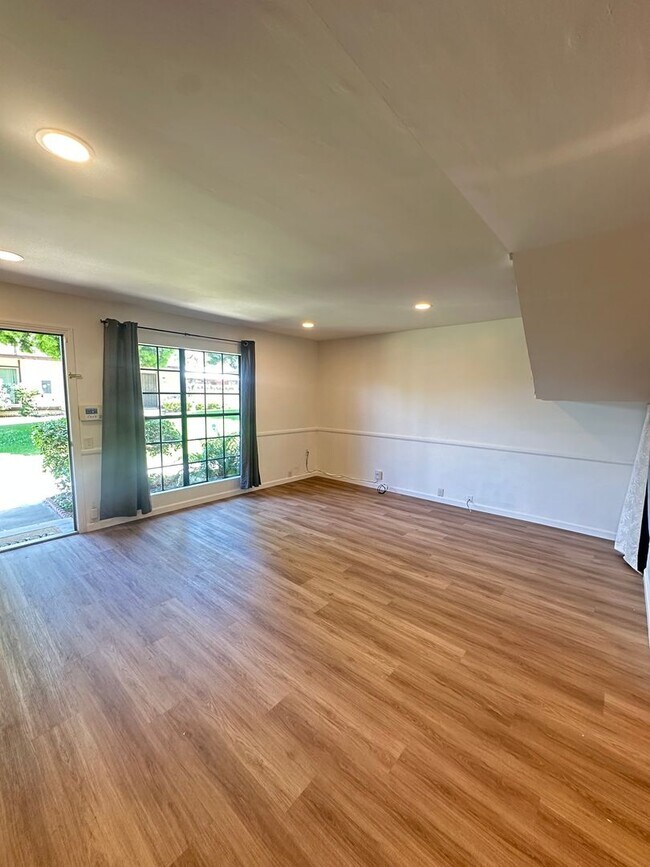 Foto del edificio - Spacious 3BR/2.5BA updated 2-story townhouse for rent with fenced patio, 2 parking spaces and more