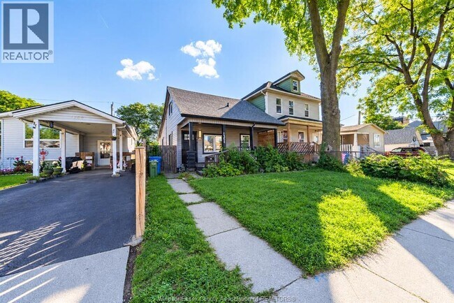 Photo du bâtiment - 1354 McKay Ave