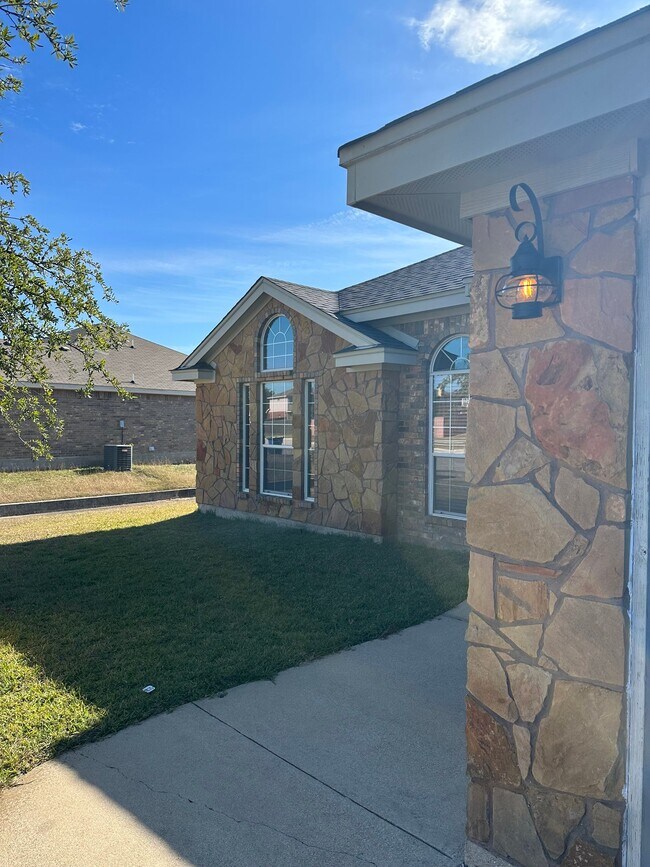 Foto del edificio - 2501 Lindsey Dr