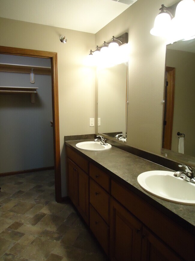 Baño principal Lavabos dobles Vestidor Amplia cabina de ducha - 1868 8th Street West