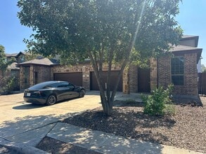 Building Photo - 160 Creekside Villa Dr